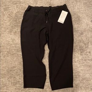 NWT Lululemon On the Fly Woven Crop